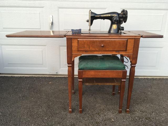 Antique Singer Sewing Machine In Wood, Antique Singer Sewing Machine In Wooden Cabinet